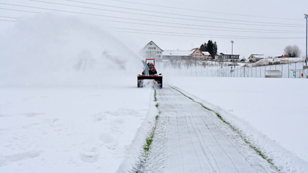 Aebi EC170 mit Schneefraese Spielfeld