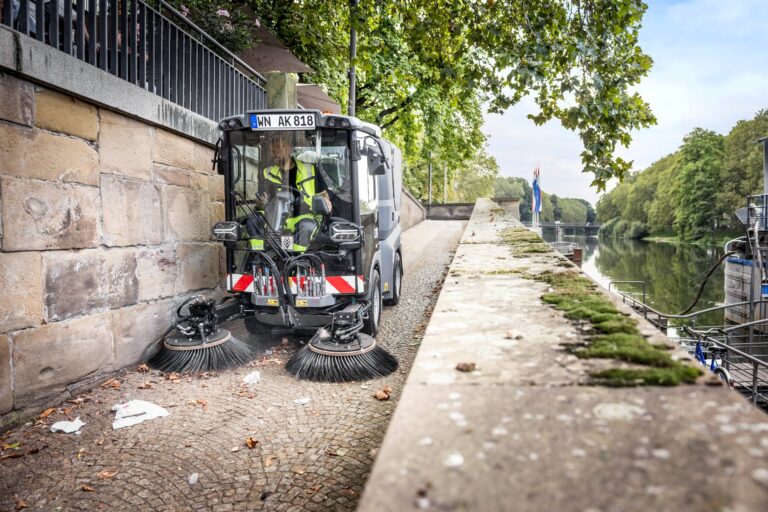 Kärcher MC_150_municipal_2_brush_system_public_services_foothpath_app_03_CI20-300_dpi