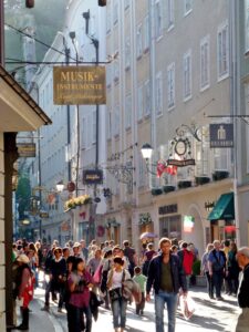 Getreidegasse_am_Nachmittag,_Salzburg