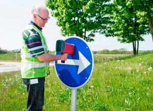 In Sekundenschnelle die Nachtsichtbarkeit von Verkehrsschildern & Co. überprüfen 1 Reflektoren RetroSign GRX field measurements