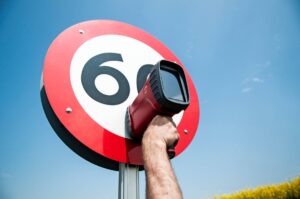 In Sekundenschnelle die Nachtsichtbarkeit von Verkehrsschildern & Co. überprüfen 3 Reflektoren Verkehrsschild