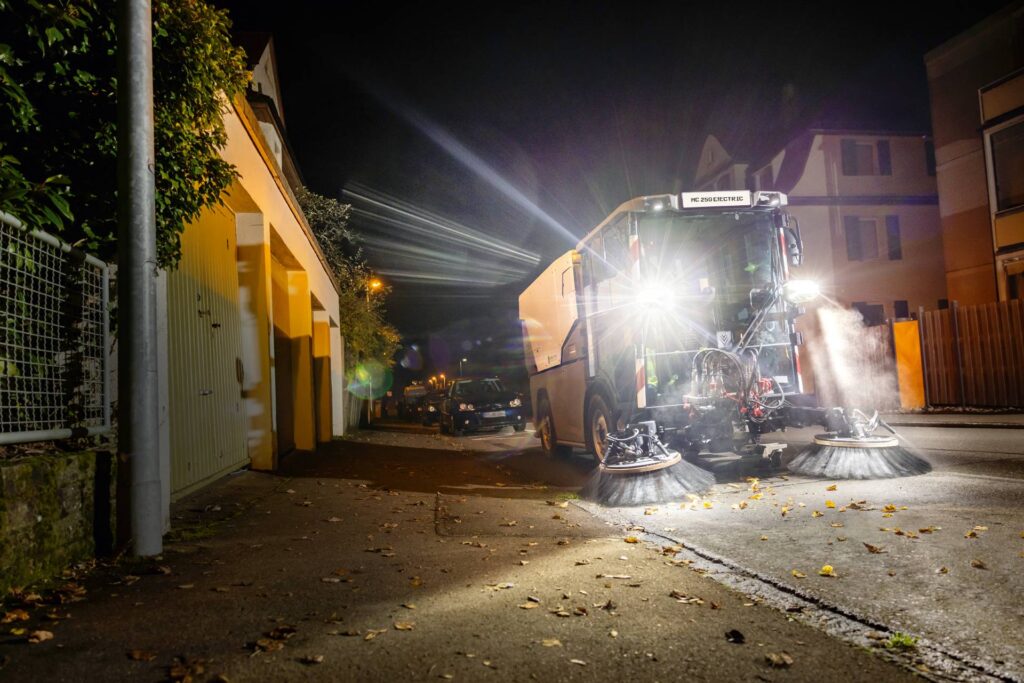 Kärcher MC_250_e!ectric_2_brush_system_municipal_city_night_app_01_CI20_ret