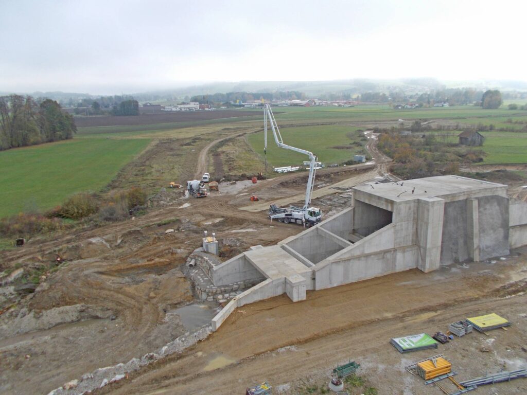 Oberösterreichische Jank GmbH überzeugt mit umfassendem Hochwasserschutz-Portfolio 1 Hochwasserschutz RHB_KremsAu_Grundablass_im_Bau_GWBLinz