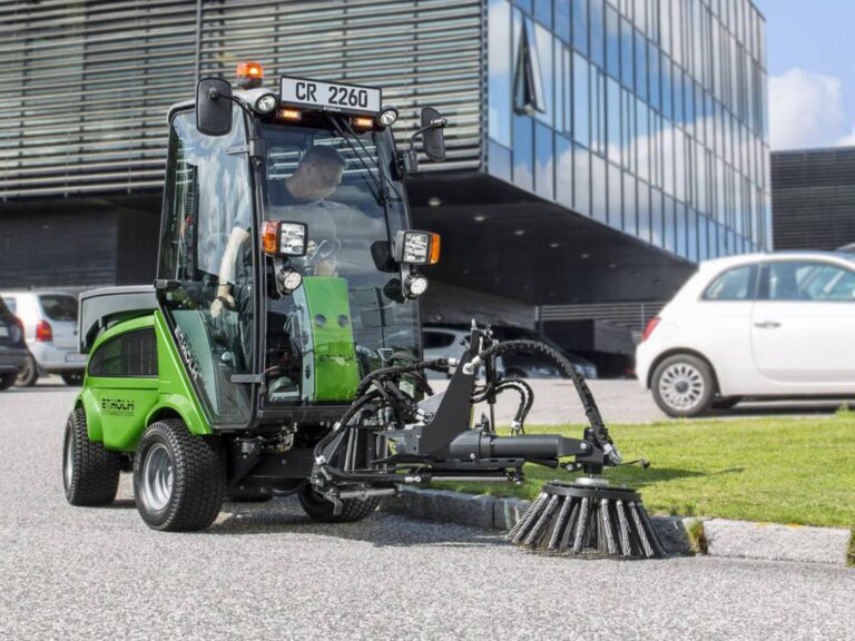 Egholm CR2260_Action-CR2260+Weed-brush-03-LO