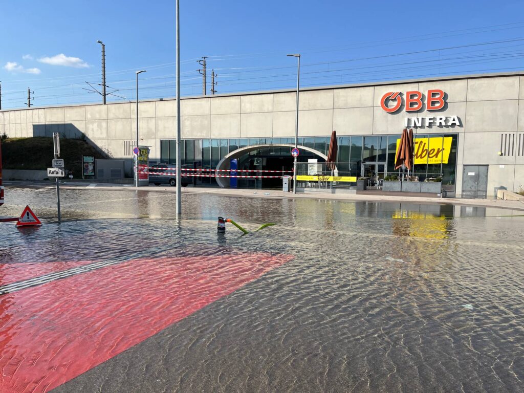 web Hochwasser_2024_Österreich_Bahnhof_Tullnerfeld_(Blick_von_außen)