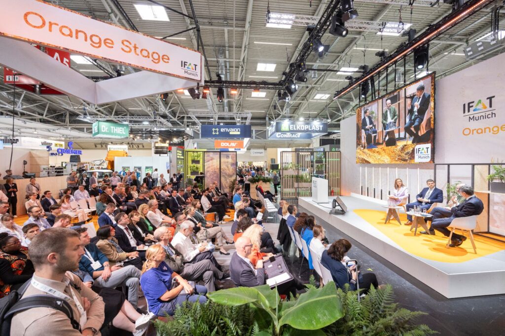Weltleitmesse IFAT Munich 2026 von 4.-7. Mai 1 Publikum verfolgt eine Podiumsdiskussion auf der Orange Stage der IFAT Munich 2024. Weltleitmesse für Umwelttechnologien.