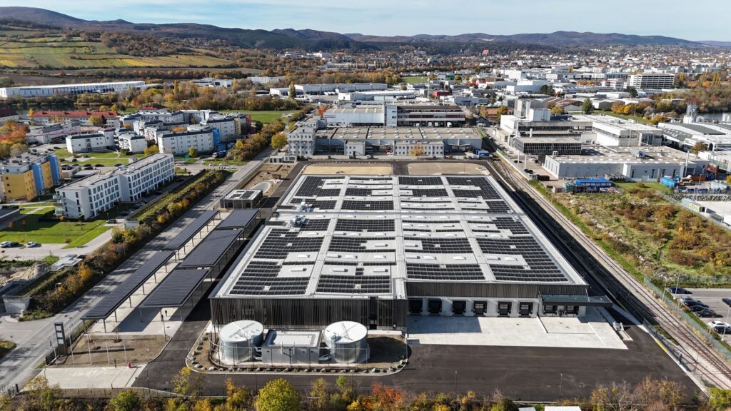 Moderne Greenity Gate Logistikimmobilie in Guntramsdorf mit großflächiger Photovoltaikanlage auf dem Dach und CBRE-Branding.