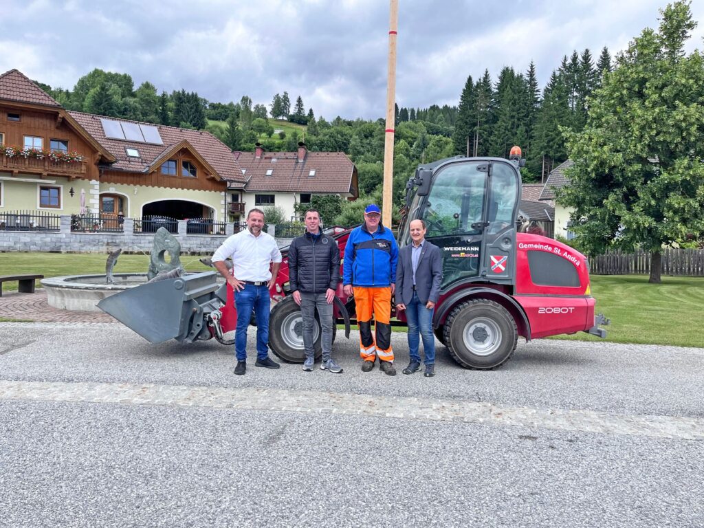 Mauch punktet mit Kompetenz und Verlässlichkeit im Kommunalbereich 4 Vier Männer stehen vor einem roten Weidemann Teleskoplader der Gemeinde St. Andrä im Lungau vor ländlicher Kulisse.