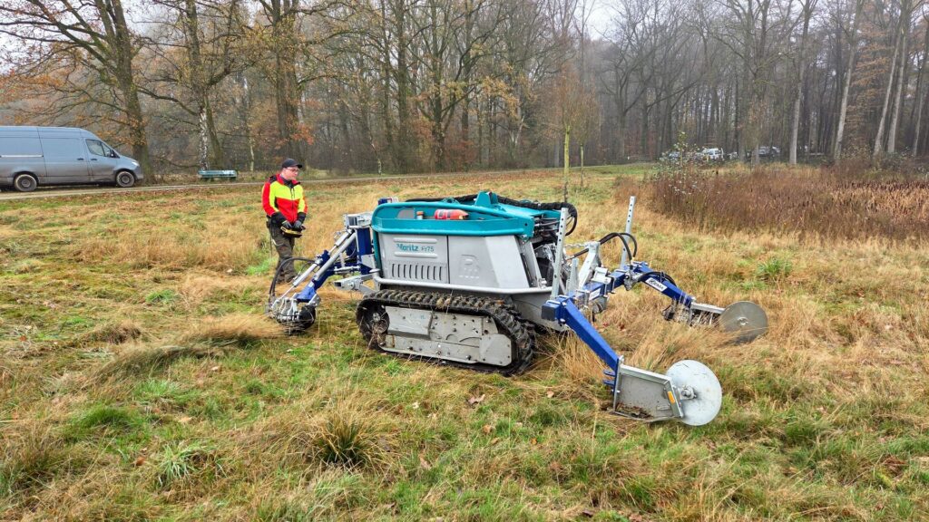 Ferngesteuerte Pfanzelt Moritz Fr75 Raupe bei der Landschaftspflege auf einer Wiese am Waldrand.