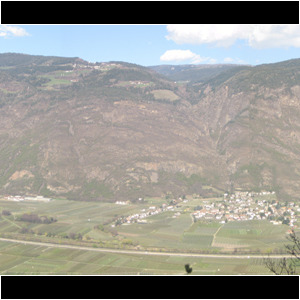 Der Tschögglberg zwischen Meran und Bozen zählt zu den trockensten Regionen Südtirols. Um den Landwirtschaften auch in Zukunft ein Überleben zu ermöglichen, wird eine circa 20 km lange Wasserleitung aus dem Sarntal nach Jenesien gebaut. Tschögglberg