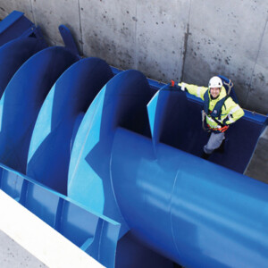 Die Wasserkraftschnecke der ebswien hauptkläranlage hat eine Länge von 13 m und produziert ebenso wie eine Kleinwindanlage und eine Photovoltaikanlage nachhaltigen Strom. Wasserkraftschnecke