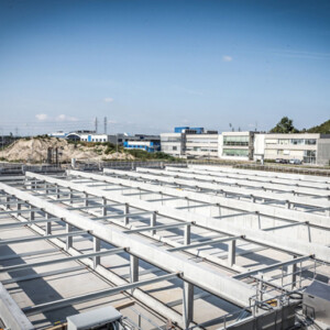 Pro Jahr produziert die ebswien kläranlage & tierservice in ihrer Schlammbehandlungsanlage bis zu 78 GWh an Strom, das entspricht dem Stromverbrauch von mehr als 30.000 Wiener Haushalten. Rund 80 Prozent davon (63 GWh) und knapp die Hälfte der erzeugten Wärme (40 von 82 GWh) benötigt die Kläranlage zur Abwasserreinigung selbst, der Überschuss an Öko-Energie wird in die Wiener Versorgungsnetze eingespeist. "Vorklärung West" der ebswien hauptkläranlage in Betrieb - Flächengewinn für Faulbehälter bis Mitte 2017 - Selbstversorgung mit Ökostrom ab Ende 2020