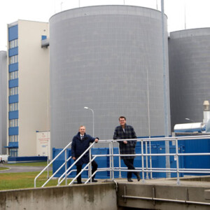 Die sechs jeweils 30 m hohen Faulbehälter mit einem Gesamtvolumen von 75.000 m3 sind Teil der neuen Schlammbehandlungsanlage. Klimastadtrat Jürgen Czernohorszky und ebswien-Generaldirektor Christian Gantner vor dem Öko-Kraftwerk Kläranlage (v.r.n.l.). Klimastadtrat Jürgen Czernohorszky und ebswien-Generaldirektor Christian Gantner vor dem Öko-Kraftwerk Kläranlage (v.r.n.l.)