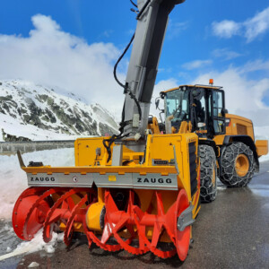Mit einer Arbeitsbreite von bis zu 2.960 mm und einer Arbeitshöhe von 1.300 mm arbeitet die Monoblock-Schneefrässchleuder Schicht für Schicht die meterhohen Schneewände ab. Monoblock-Schneefrässchleuder Zaugg