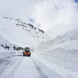 Von der Landschaft ist hier wegen der meterhohen Schneewände nichts zu sehen: Der 16 km lange und sich bis auf eine Höhe von 2.165 m ü. M. schraubende Grimselpass führt vorbei an Stauseen und Kraftwerksanlagen und verbindet die Schweizer Kantone Bern und Wallis. Grimselpass, Zaugg, Passöffnung