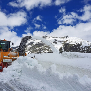 Die Monoblock 230 vom Schweizer Winterdienstspezialisten Zaugg wird von einem Mercedes Dieselmotor mit 170 kW (230 PS) angetrieben und hat eine Räumleistung von ca. 1.800 t/h. Zaugg Monoblock 230