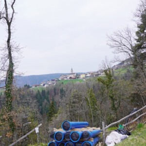Die Verlegung auf den letzten Kilometern vor der Gemeinde Jenesien. Verlegung Trinkwasser, Jenesien