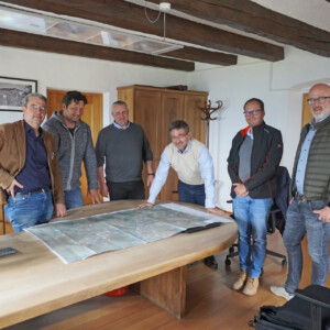 Für das Wasserleitungsprojekt ziehen viele an einem Strang: Paul Romen (Bgm. Jenesien), Markus Plattner (Präsident des Bodenverbesserungskonsortiums), Josef Mair (Vzbgm. Sarntal), Rudi Bertagnolli (Planungsbüro in-ge-na), Marco Guandalini (STRABAG) und Christoph Obkircher (TRM) (v.l.) Wasserleitungsprojekt Jenesien