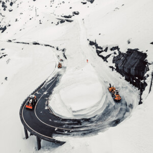 Meter für Meter dem Pass ein Stück näher: Die Arbeit auf der Gebirgsstraße erfordert äußerste Konzentration von den Fahrern. Grimselpass Zaugg