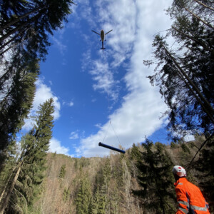 Zu den am schwersten zugänglichen Bereichen der Rohrtrasse liefert der Helikopter die Rohre. Helikopter, Rohrtrasse