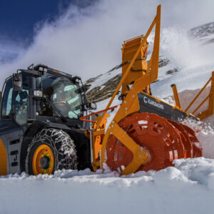 Zur Passöffnung 2020 teste man den Syn Trac, ob er der herausfordernden Aufgaben beim Schneeräumen des Passes gewachsen ist. Die Prüfung wurde mit Bravour bestanden, das innovative Fahrzeug ist nun Teil des Fuhrparks der Timmelsjoch Hochalpenstraße AG. Kahlbacher, Timmelsjoch, Syn Trac