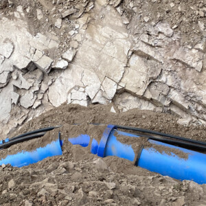 Die Rohrleitung passt sich optimal der Topographie des Geländes an. Anpassung an Topographie, Trinkwasserleitung