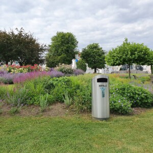 Praktische Lösung: Müllbehälter und Hundegassisackerl in einem. Abfallhai Tulln 2