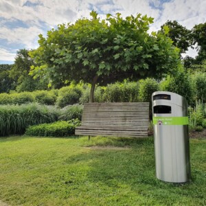Die Müllbehälter von Abfallhai sind aufgrund von Edelstahl als Materialwahl und der Verankerung am Boden besonders stabil und wartungsarm. Zigarettenstummel auf Gehwegen und rund um Bushaltestellen haben sich dank der Integration einer Aschelade reduziert. Abfallhai Tulln