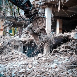 Immer wieder werden gravierende Probleme an jahrzehntealten Brücken, aber auch Parkhäusern, Tunnels und Fassaden festgestellt. Im schlimmsten Fall ist der Abriss gefährdeter Bauwerke erforderlich, um einen unkontrollierten Einsturz zu verhindern, doch auch eine rettende Sanierung der Bausubstanz kann sehr teuer werden. Abriss