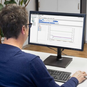 Camur III arbeitet Cloud-basiert, sodass sich die Echtzeit-Daten zum Zustand der Bausubstanz per Fernzugriff auslesen und visualisieren lassen. CAMUR_III_Desktop