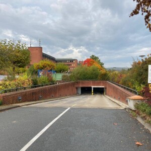 Am Landratsamt in Hofheim am Taunus fungiert Camur III als Kontrollsystem, um den Erfolg der partiellen Betoninstandsetzung zu überwachen und den Sanierungsaufwand so auf ein Minimum zu begrenzen. Landratsamt_Hofheim_Tiefgarage
