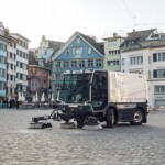 Die Bucher CityCat VR50e verfügt über ein gezogenes Kehraggregat, welches um 400 mm seitlich nach rechts und links verstellbar ist. Über einen gerade gezogenen Saugschlauch mit 250 mm Durchmesser wird das Kehrgut verstopfungsfrei in den Kehrgutbehälter befördert. Bucher CityCat VR50 Kehraggregat