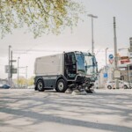 Schlüsselkomponenten des Antriebskonzepts sind eine 137 kWh starke Batterie sowie Elektromotoren für Gebläse, Hydraulikaggregat und Fahrantrieb an der Hinterachse. Bucher CityCat VR50
