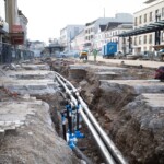Insgesamt wurden von Kremsmüller am Kaiser-Josef-Platz 2,8 Trassenkilometer mit Vorlauf- und Rücklaufleitungen verlegt, 1.600 Schweißnähte verbunden und 80 Hausanschlüsse hergestellt. Kaiser-Josef-Platz Fernwärme Wels