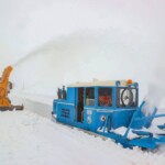 Die moderne Gerätekombination KFS 1150 von Kahlbacher auf einem Syn Trac stellt sich dem Vergleich mit den vor rund 70 Jahren extra für die Passräumung am Großglockner konzipierten Rotationspflügen. Zusammen schafften sie heuer den Durchstich in Rekordzeit. Schneeraeumung_Grohag Großglockner