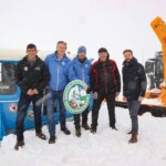 Landesrat Martin Gruber (Straßenbaureferent Kärnten), Johannes Hörl (Vorstand GROHAG), Sebastian Jury (GROHAG-Werkstättenleiter), Stefan Putz (Geschäftsführer Syn Trac) und Landesrat Stefan Schnöll (Straßen- und Mobilitätsreferent Salzburg) beim offiziellen Durchstich (v.l.n.r.). Schneeraeumung_Grohag Großglockner