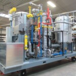 Pyrolyse, Oxidation und Reduktion finden in einem Reaktor statt, wodurch auf die einzelnen Zonen Einfluss genommen werden kann. Das dadurch entstehende saubere Produktgas ist entscheidend für die Effizienz und die hohe Verfügbarkeit des nachgeschalteten Gasmotors. Hackschnitzelvergaser wird für den Transport verladen