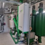 Neben den Biomassekesseln produzieren seit diesem Sommer drei Holzgas-Anlagen von VEE Energy Strom und Wärme. Innansicht_Vee_Vorchdorf