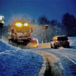 Die tatsächliche Breite eines Räumfahrzeugs ist in der winterlichen Dämmerung für entgegenfahrende Autofahrer oft schwer zu erkennen. Dank der Konturbeleuchtung, die seitlich am Schneepflug angebracht wird, ist das nun kein Problem mehr. Mit dieser Zusatzaustattung kann unter anderem das Modell Praxos ausgerüstet werden. Kahlbacher Konturleiste