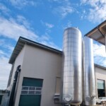 Spitzenlasten können mit Hilfe der zwei Pufferspeicher (250 m3 Gesamtvolumen) ausgeglichen werden. Pufferspeicher_Vorchdorf