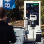 Die Zuschauer beobachten beim Dienstantritt von „Scarab“ im Fertigteilhauszentrum in Wiener Neudorf gespannt die automatisierte Müllentleerung. Scarab_c_Brantner