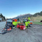 Das Team des Bauhofs Breil/Brigels freut sich über die leistungsstarke Unterstützung durch die neuen Fahrzeuge der Holder S-Reihe. Neben den Geräteträgern lieferte der Kommunalspezialist Zimmermann auch die passenden Anbaugeräte für den Sommer- und Winterdienst. Bauhof Breil Brigels