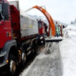 Ideal auch für die Beseitigung von Seitenwällen, die nach einem Schneepflugeinsatz entstehen können. Mit dem Auswurfkamin lässt sich der Schnee zielgerecht verladen. KFS Kahlbacher Seitenwall