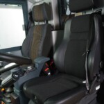 Auf Komfort eingestellt: der Fahrersitz mit verstellbaren Armlehnen, in der Neigung verstellbarer Rückenlehne, längs- und höhenverstellbarem Sitz und ausreichender Dimensionierung. AGR Sitz interieur