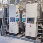 Durch den geschickten Aufbau der Komponenten auf der Plattform sind nun unterschiedliche Aufstellvarianten beim Kunden möglich. So können etwa mehrere der Holzvergaser Typs V3.90S platzsparend nebeneinander gestellt werden. Burkhardt 3 HVG V3.90S platzsparend nebeneinander