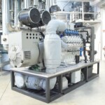 Das BHKW der Baureihe ECO 495 wird als anschlussfertiges Modul ausgeführt: Die Abgasanlage, bestehend aus Abgaswärmetauscher und Oxydationskatalysator ist bereits im Grundrahmen integriert. Burkhardt BHKW ECO 495(2)