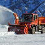 Der Tiroler Winterdienstspezialist Kahlbacher zählt seit Jahren zum erlesenen Kreis der Unimog-Expertpartner. Fahrzeug und Räumgerät bilden eine optimale Einheit bei herausfordernden Räumeinsätzen. Kahlbacher Unimog Pappas