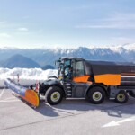 Durch die verlustfreie Kraftübertragung seiner 420 PS an die Anbaugeräte ist der Syn Trac prädestiniert für den Winterdienst. Syn Trac Winterdienst