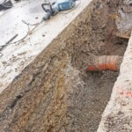 Bereits unter dem Straßenbelag stößt man auf massiven Kalkstein. Aus diesem Grund waren viele der alten Rohre höher als in der erforderlichen Tiefe von 1,50 m verlegt, wodurch Leckagen begünstigt wurden. Trinkwasserversorgung Ebenau