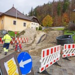 Baustellen im historisch gewachsenen Ortszentrum sind wegen des begrenzten Platzes oftmals eine Herausforderung. Trinkwasserversorgung Ebenau